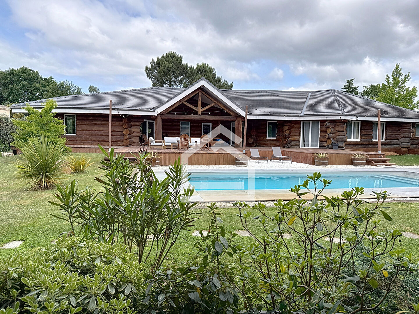 Saint Aubin De Medoc - Bien atypique aux prestations soign\u00e9es dans un cadre exceptionnel